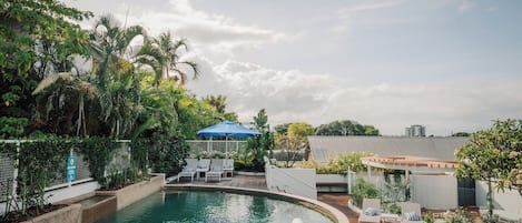 Piscina all'aperto, cabine incluse nel prezzo, ombrelloni da piscina