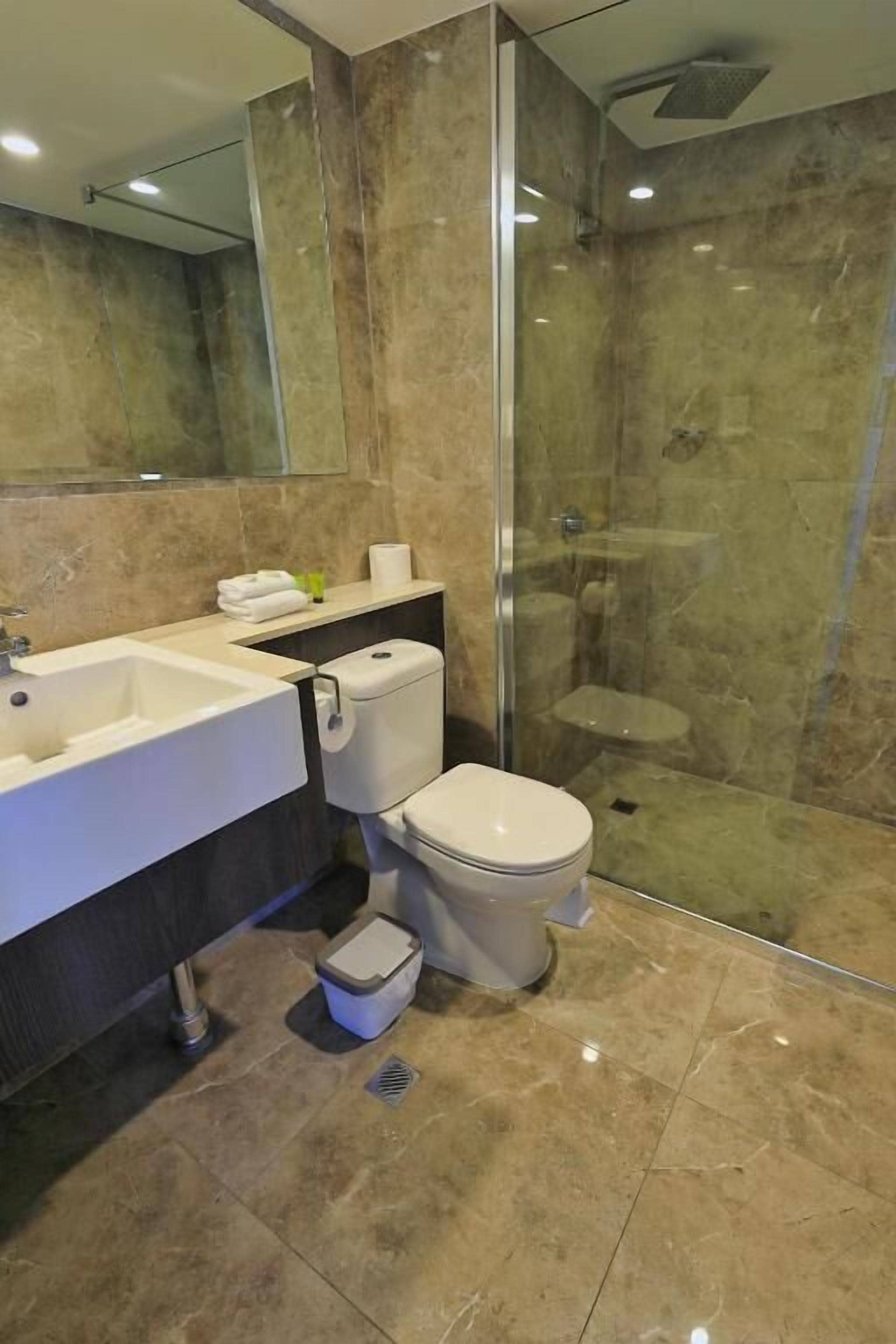 1 bedroom apartment (ocean view) | bathroom | shower, free toiletries, hair dryer, towels