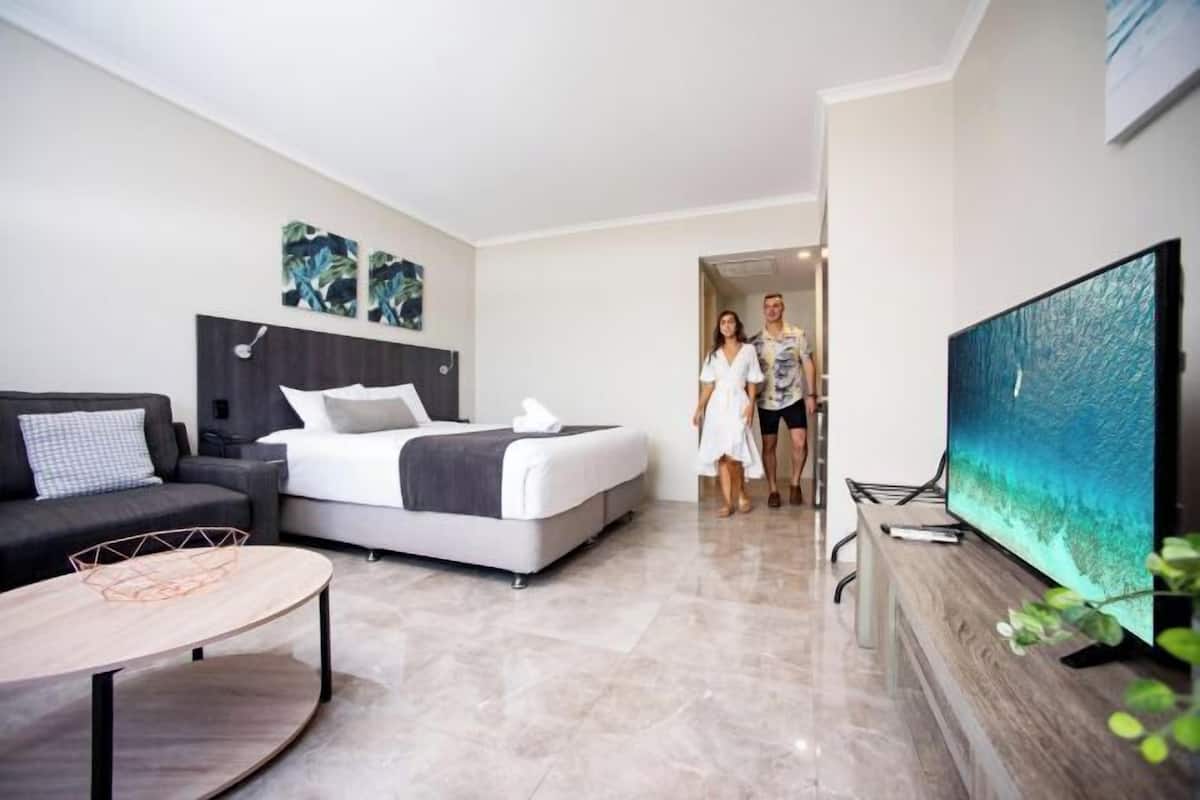 Ropa de cama de alta calidad, cortinas opacas, sistema de insonorización