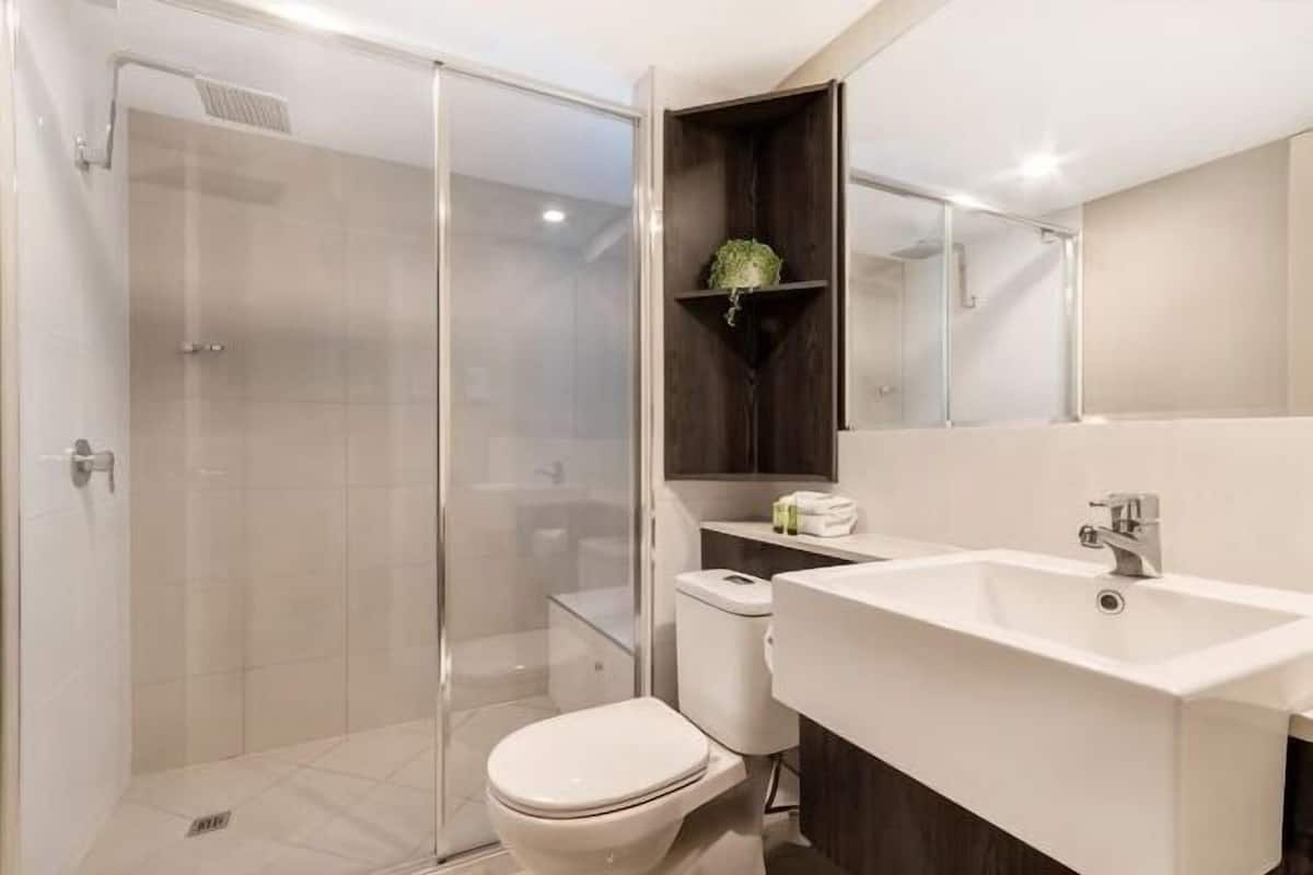 Baño | Ducha, artículos de higiene personal gratuitos y secador de pelo