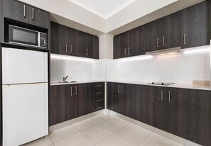 Kühlschrank, Mikrowelle, Wasserkocher mit Kaffee-/Teezubehör