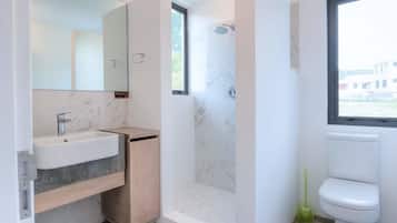 Villa, 4 chambres | Salle de bain | Douche, sèche-cheveux, serviettes fournies