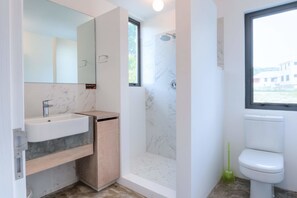 Villa, 4 habitaciones | Baño | Ducha, secador de pelo y toallas