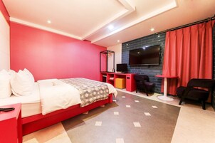 Pink Deluxe Double | Bathroom | Separate tub and shower, free toiletries, towels