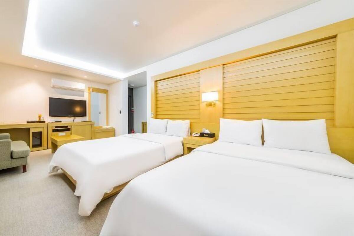 Premium bedding, free minibar, in-room safe, desk