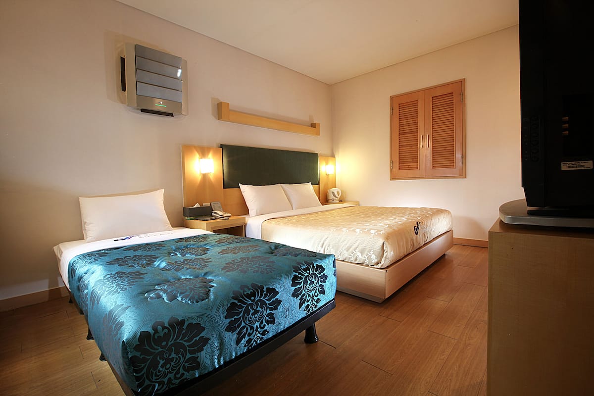 1 bedroom, premium bedding, free minibar, in-room safe
