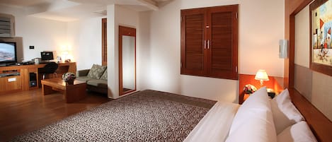1 bedroom, premium bedding, free minibar, in-room safe