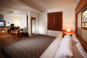 Premium bedding, free minibar, in-room safe, desk