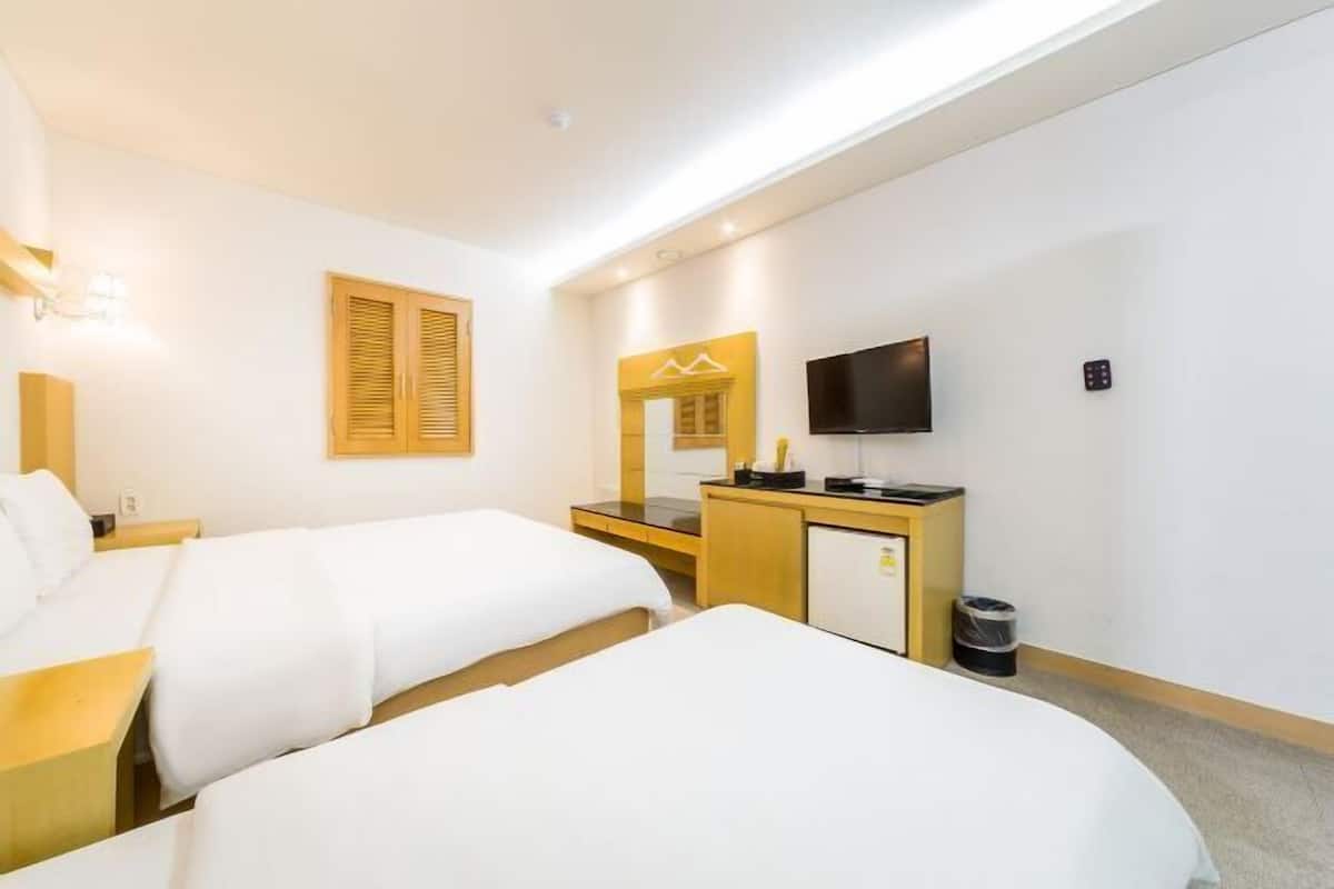Premium bedding, free minibar, in-room safe, desk
