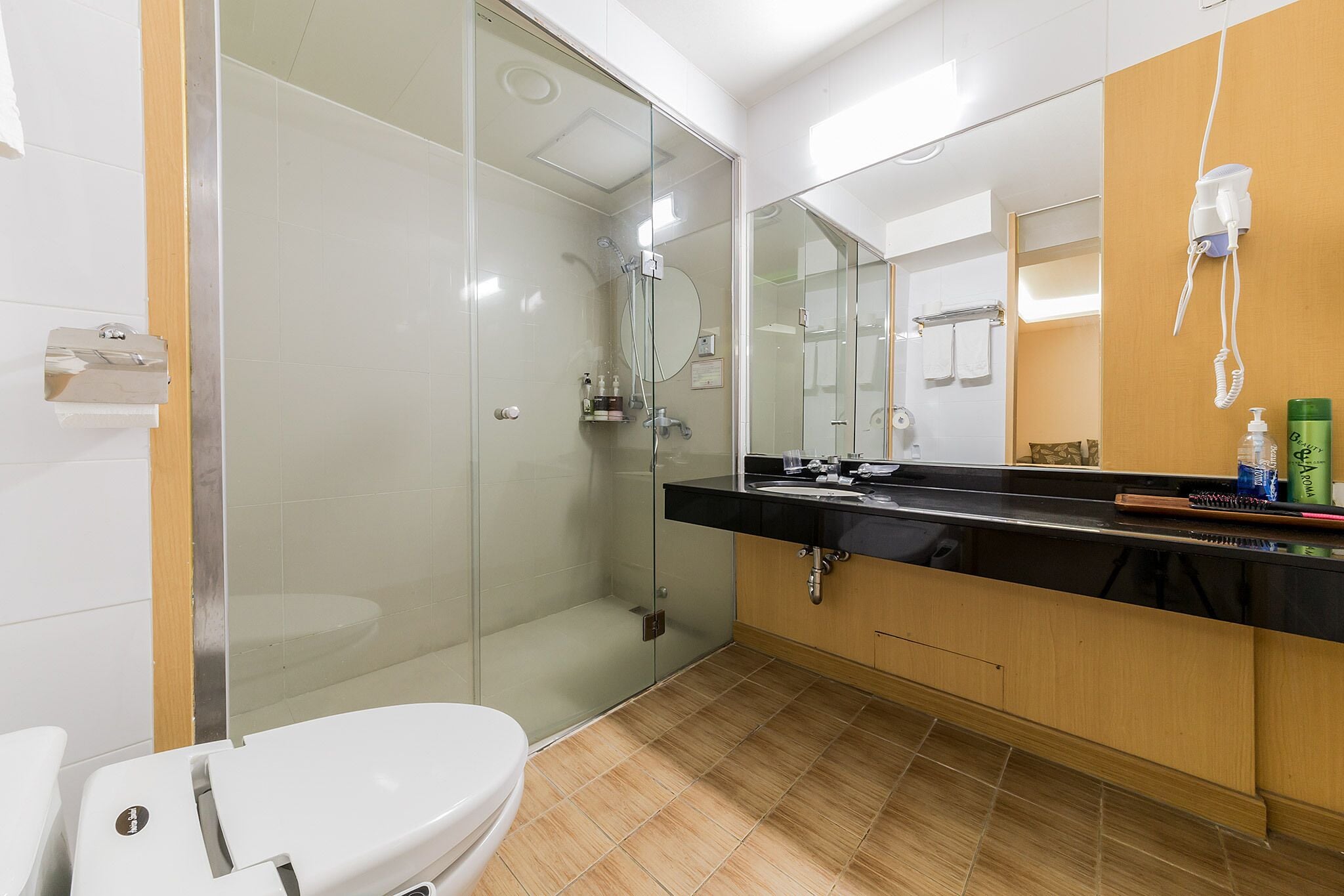 غرفة ديلوكس بسريرين منفصلين - سريران مزدوجان | حمام | وحدات دش مع أحواض استحمام، مستلزمات مجانية للعناية الشخصية، مجففات شعر