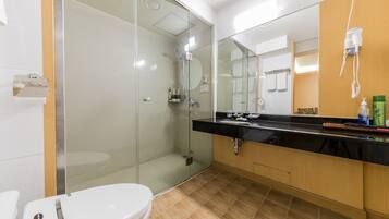 Deluxe Twin kamer, 2 tweepersoonsbedden | Badkamer | Een bad/douchecombinatie, gratis toiletartikelen, een haardroger