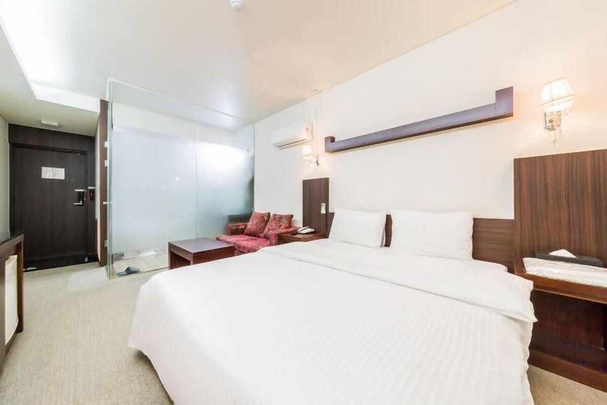 Premium bedding, free minibar, in-room safe, desk