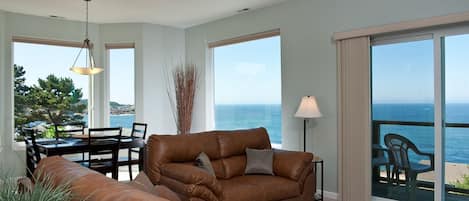 Condo Premium, 2 habitaciones, cocina, vista al océano (Snuggle Up) | Sala de estar | Televisión de pantalla plana, chimenea y reproductor de DVD