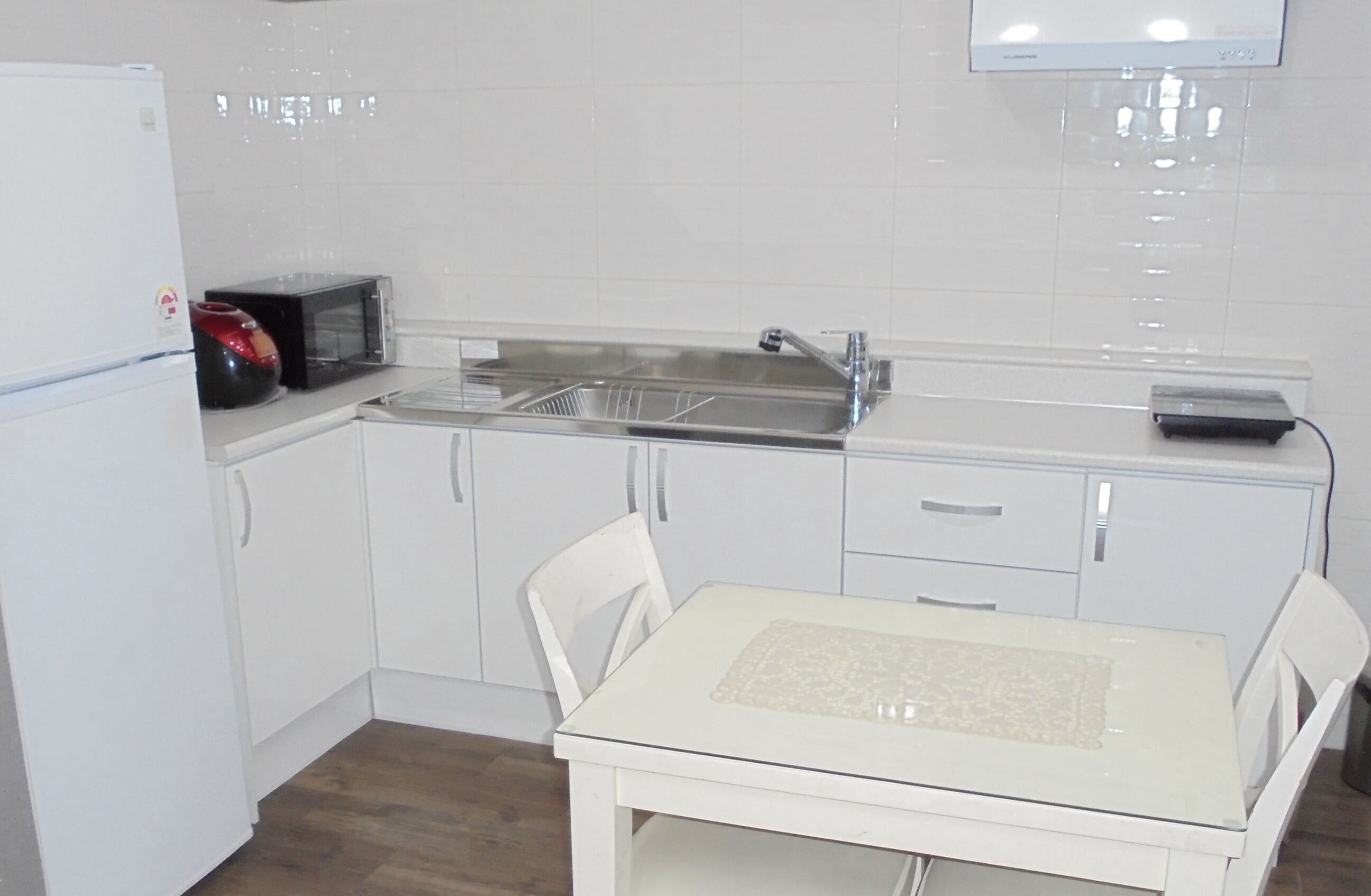 No. 3 | Cocina privada | Frigorífico grande, placa de cocina y hervidor eléctrico