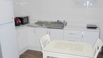 No. 3 | Private kitchen | Full-size fridge, stovetop, electric kettle, cookware/dishes/utensils