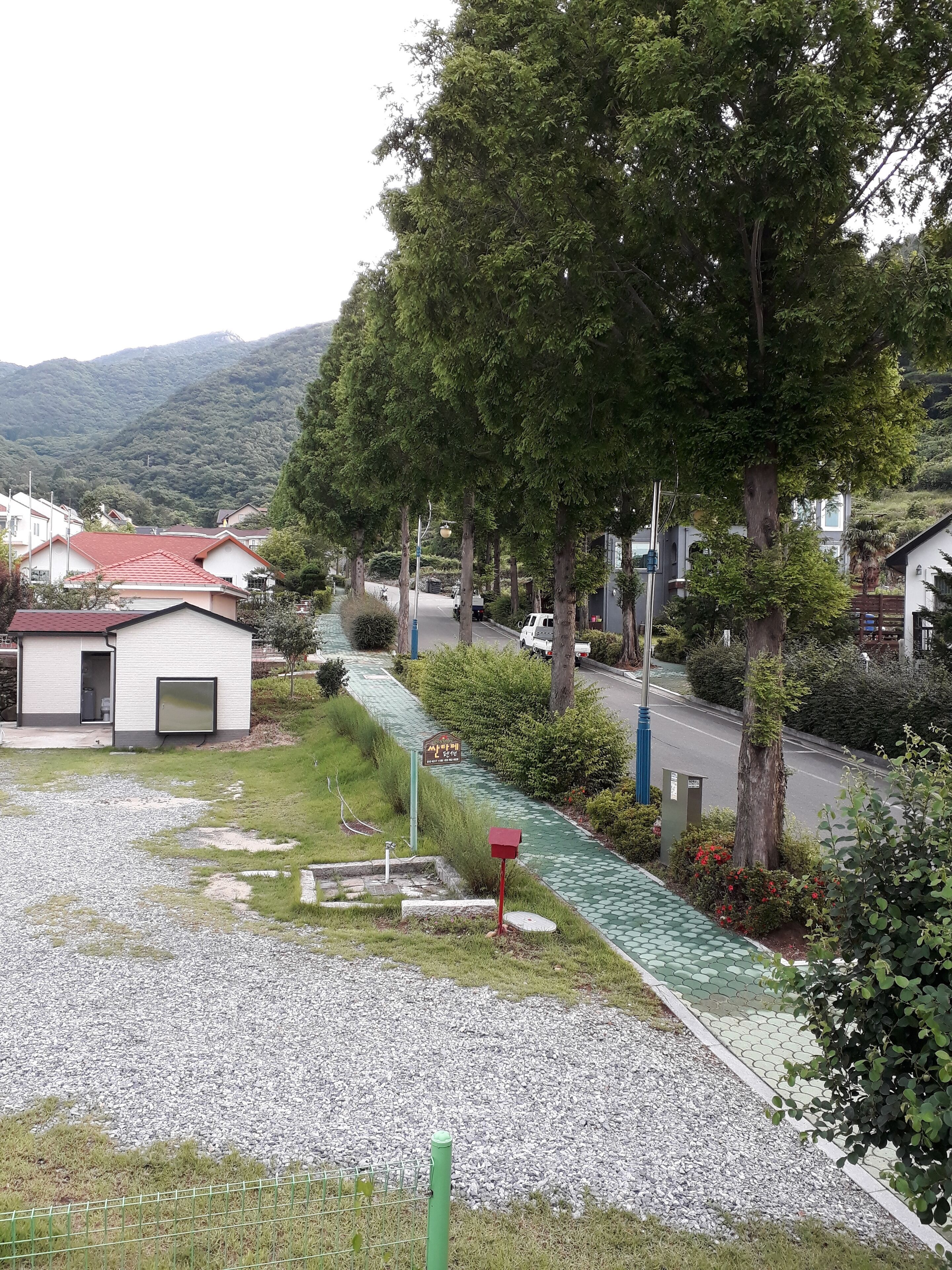Zona residencial con casas, un sendero pavimentado y una calle.