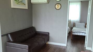 No. 1 | Living area | Flat-screen TV