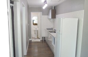 No. 2 | Private kitchen | Full-sized fridge, stovetop, electric kettle, cookware/dishes/utensils - Santa Fe Pension (Namhae)
