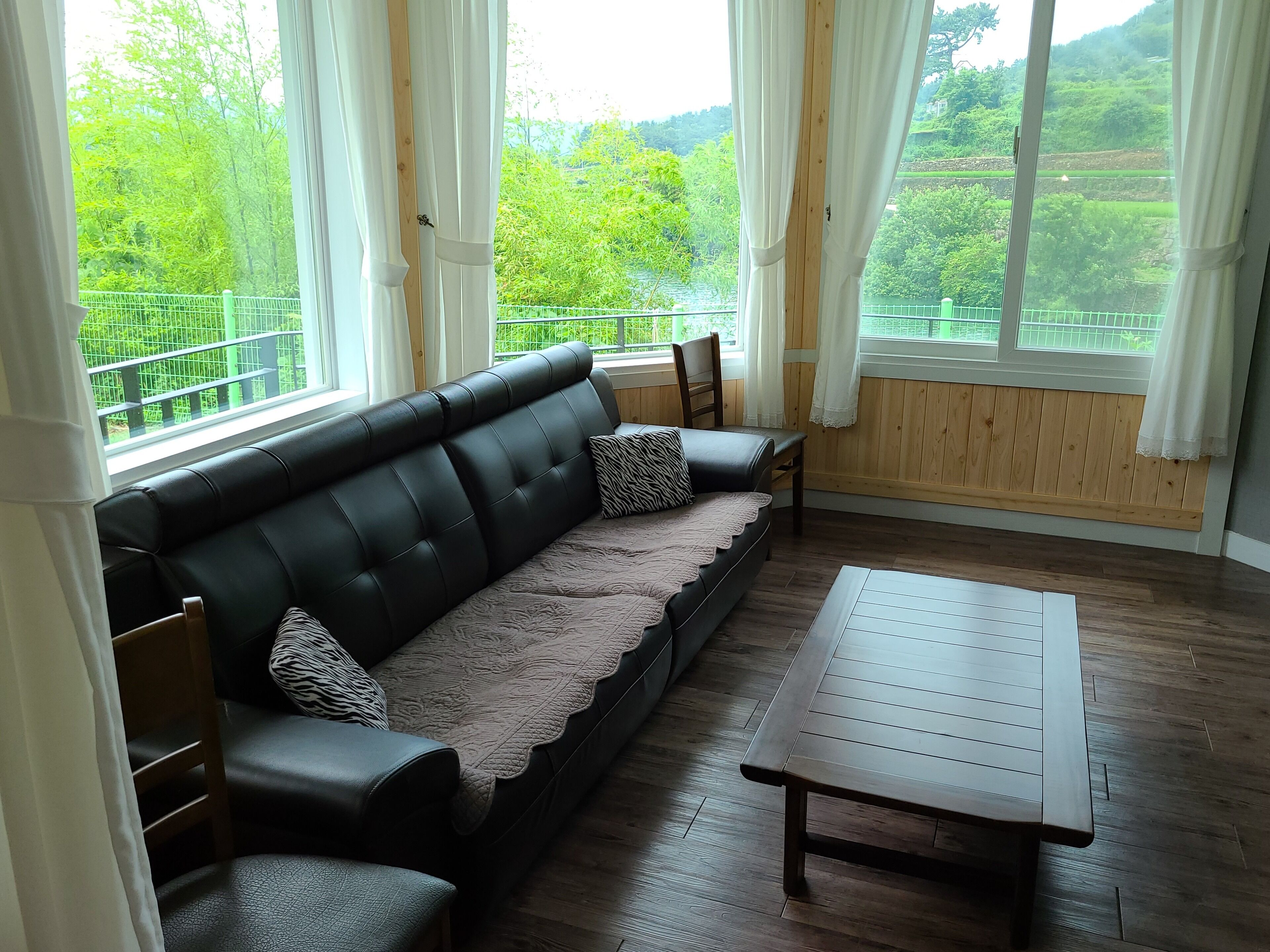 Habitación | Sala de estar | Una televisión de pantalla plana