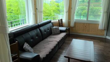 No. 1 | Living room | Flat-screen TV