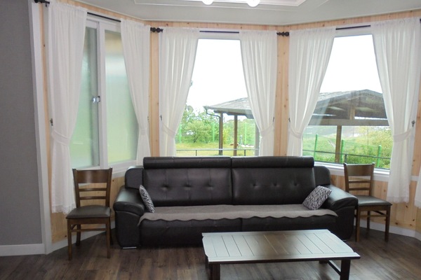 No. 1 | Living room | Flat-screen TV