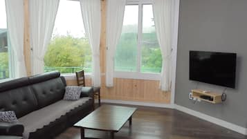 No. 1 | Living area | Flat-screen TV