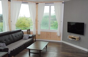 Habitación | Área de sala de estar | Televisión de pantalla plana 