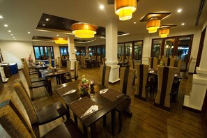 Breakfast and lunch served, international cuisine - Chiangmai Highlands Golf and Spa Resort (Mae On)