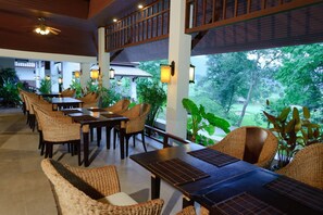 Breakfast and lunch served, international cuisine - Chiangmai Highlands Golf and Spa Resort (Mae On)