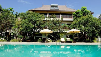 Kolam renang outdoor