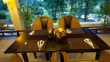 Breakfast and lunch served, international cuisine