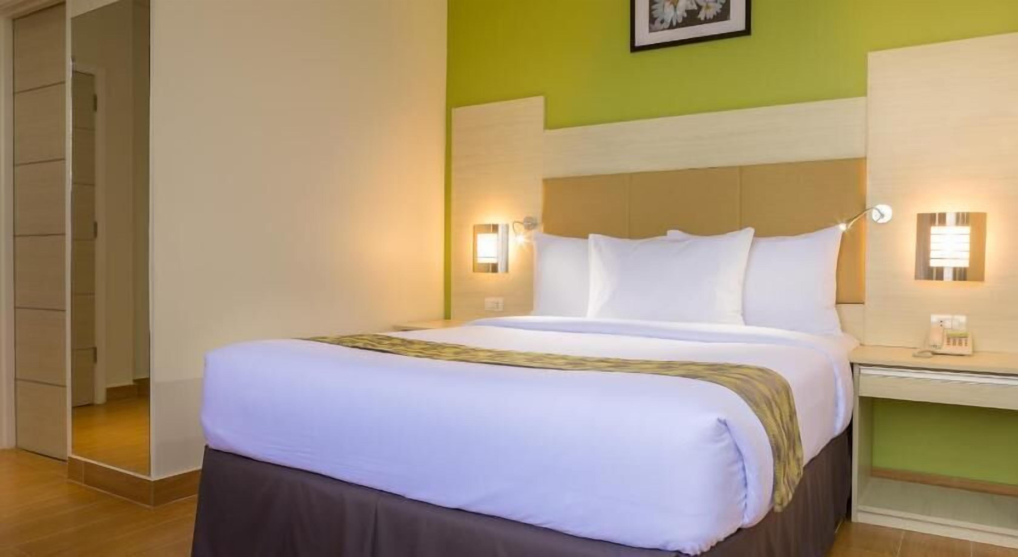 Premium bedding, iron/ironing board, free WiFi, bed sheets