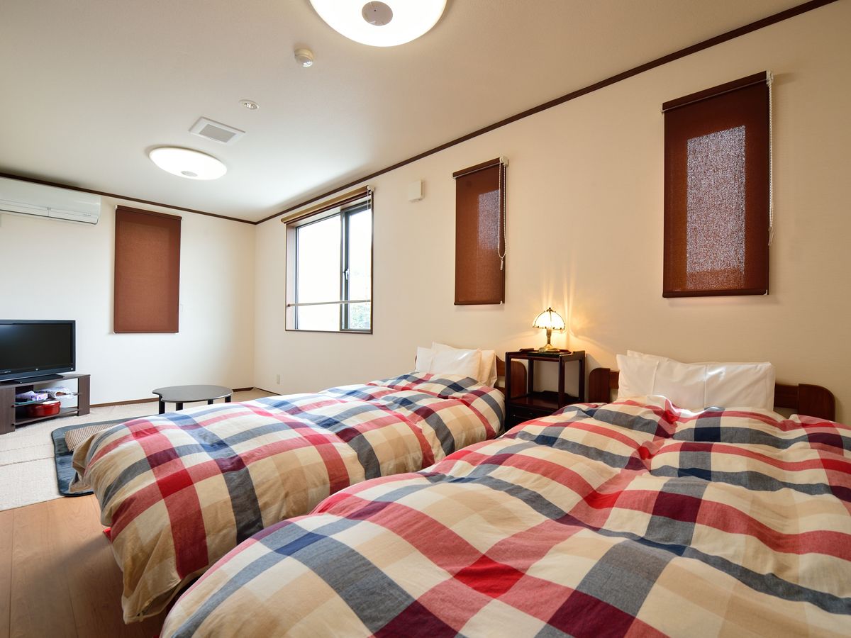 Habitació amb dos llits individuals estàndard, vistes a la muntanya | Escriptori i wifi gratuïta 