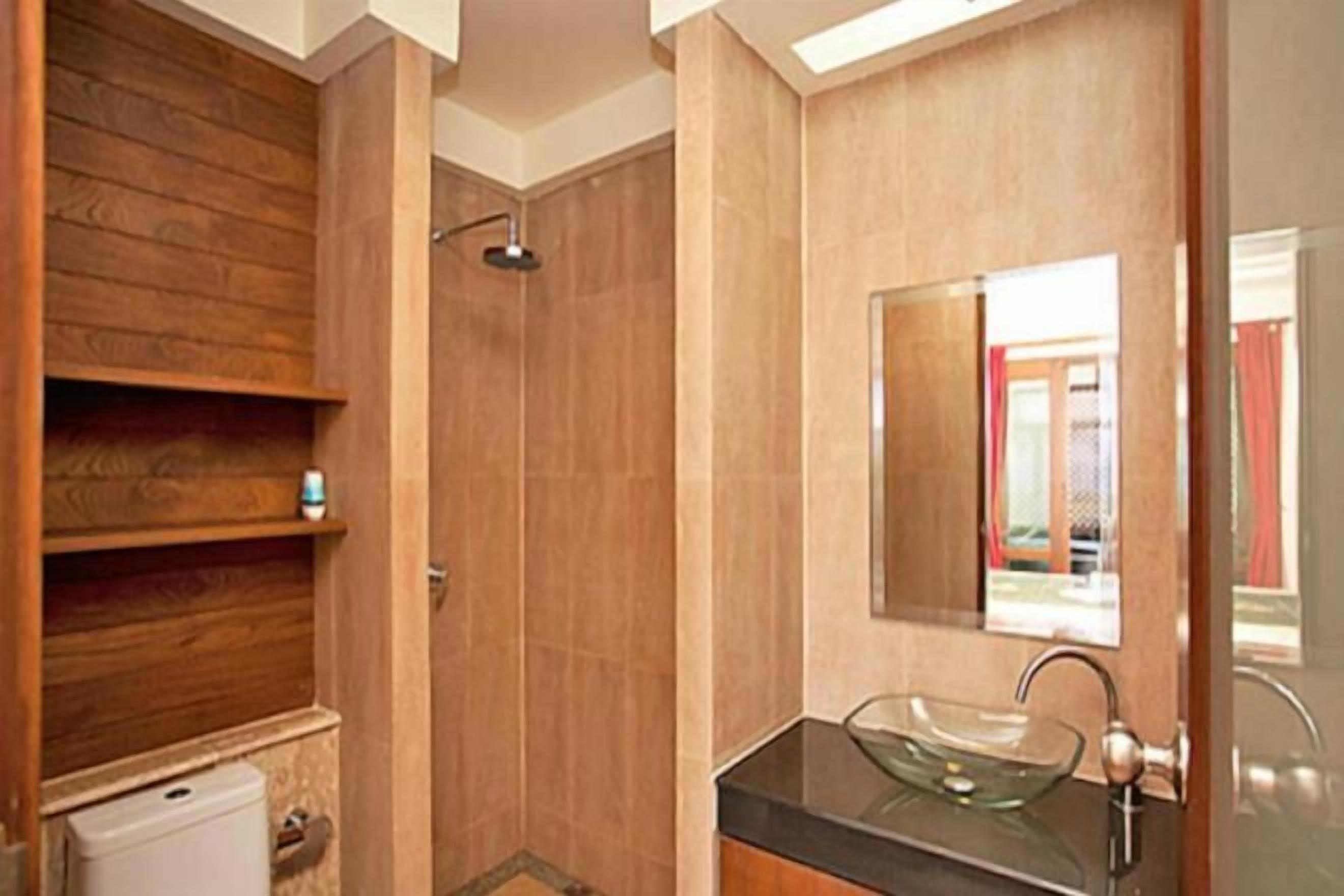 Shower, rainfall showerhead, free toiletries, hair dryer