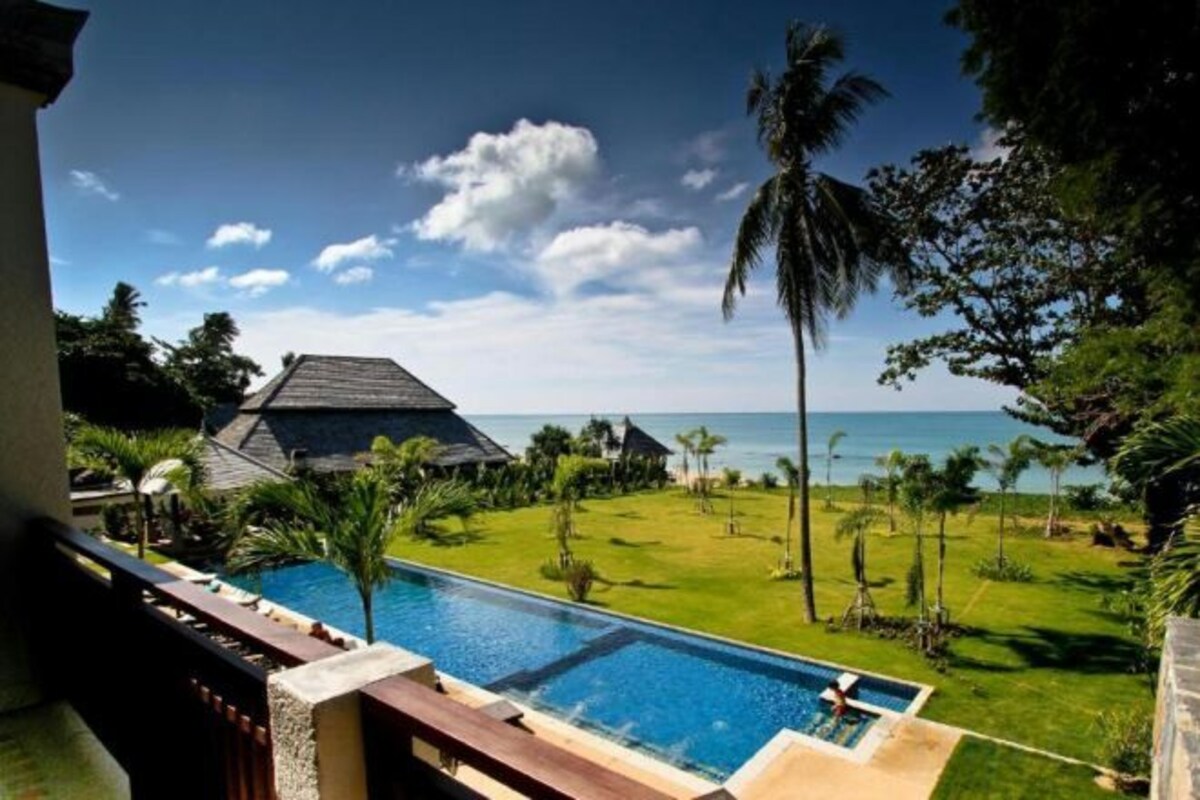 Beach Front Apartment(Upper Floor)