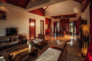 Villa, 3 habitaciones, alberca privada (AC in Bedroom Only) | Área de sala de estar | Televisión de pantalla plana y reproductor de DVD