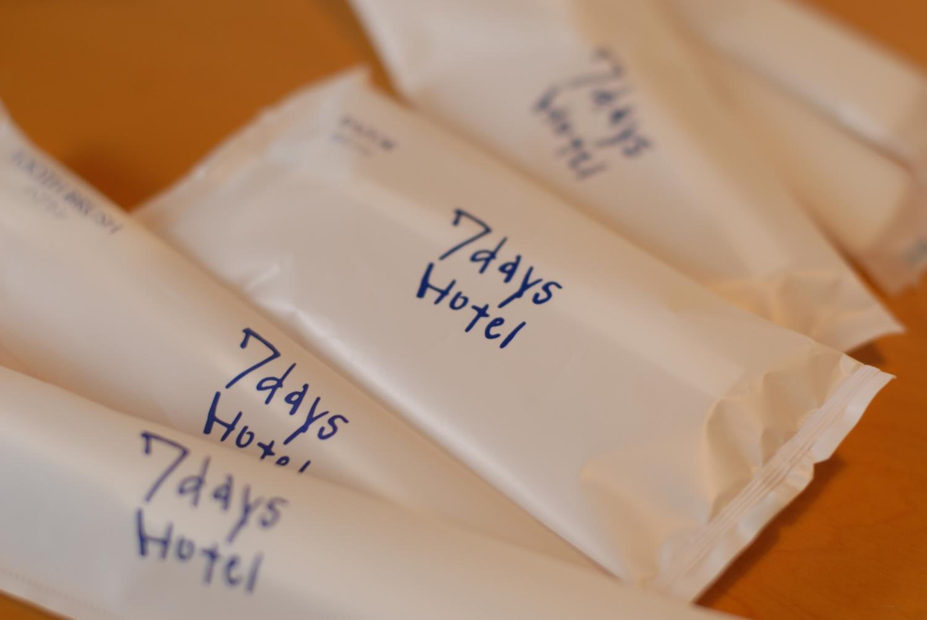 combined shower/bathtub, deep-soaking bathtub, free toiletries