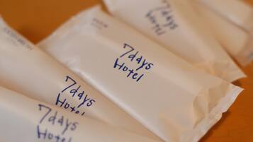 Combined shower/bathtub, deep-soaking bathtub, free toiletries