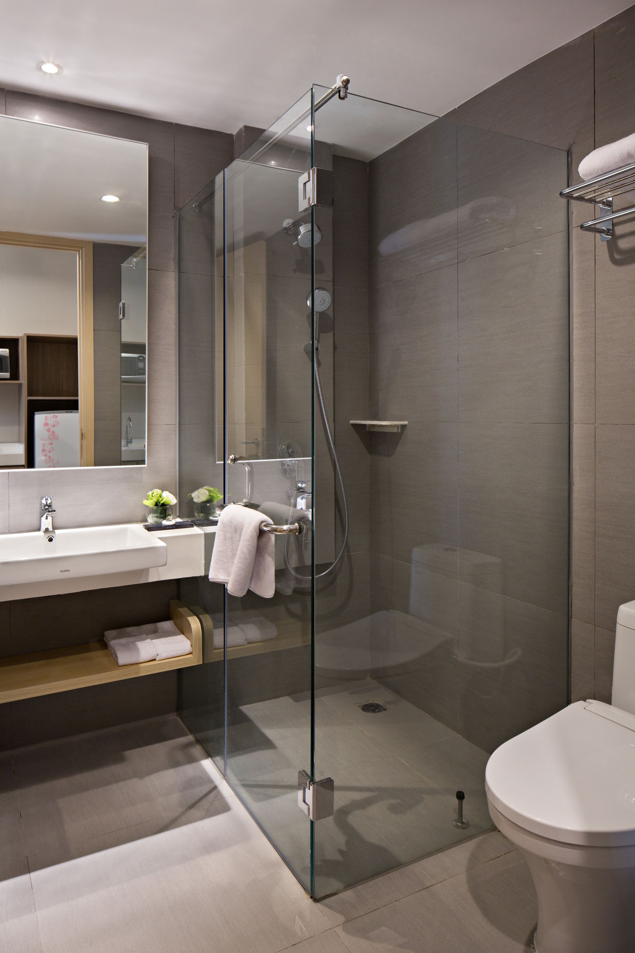 executive suite, 2 bedrooms | bathroom | shower, free toiletries, hair dryer, slippers