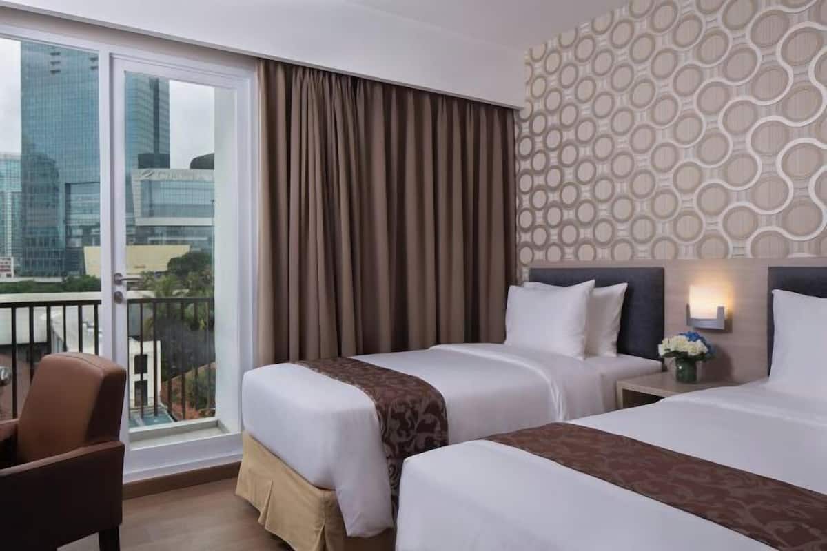 2 bedrooms, premium bedding, in-room safe, desk