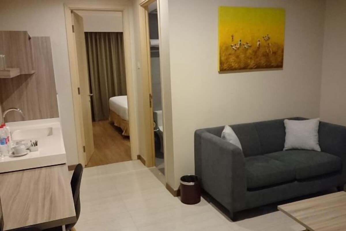 Premium bedding, in-room safe, desk, WiFi (free)