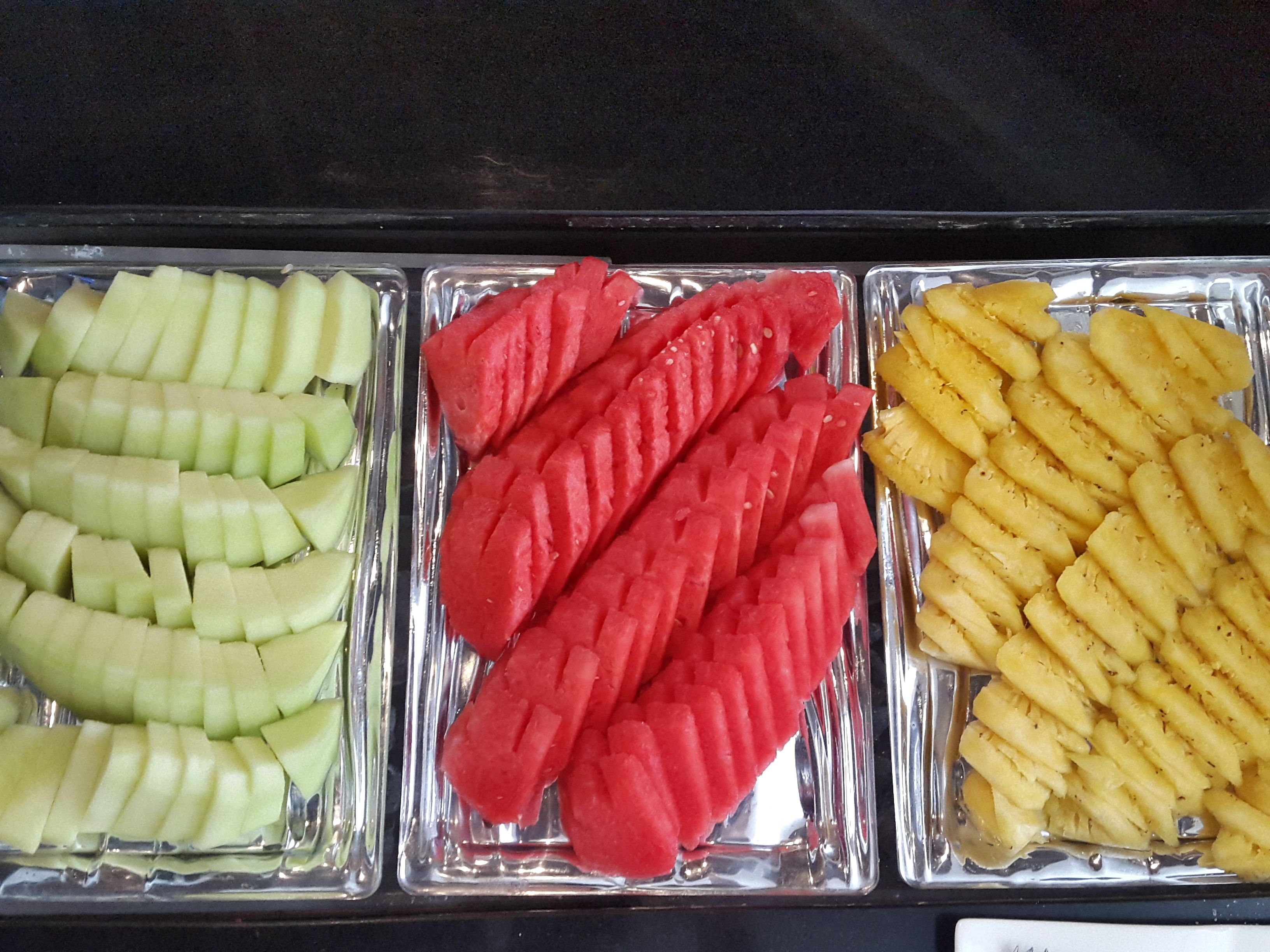 Una bandeja con rebanadas de fruta ordenadas en tres secciones.