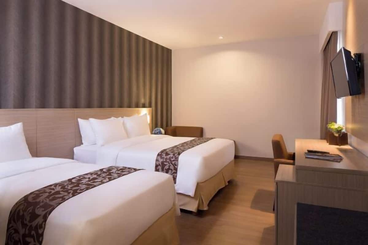 2 bedrooms, premium bedding, in-room safe, desk