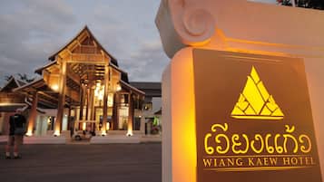 Majoituspaikan julkisivu illalla/yöllä