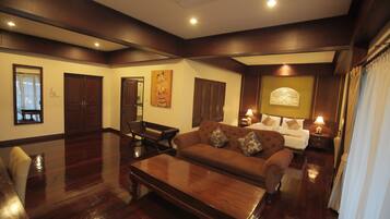 Premier Suite | Minibar, in-room safe, desk, blackout drapes