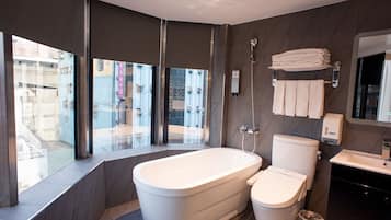 Shower, rainfall showerhead, free toiletries, hair dryer