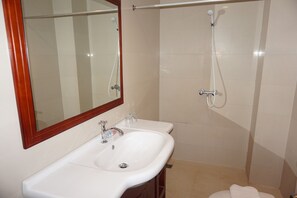 Shower, free toiletries, hair dryer, towels - Pakse Mekong Hotel (Pakse)