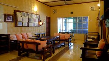 Family Room (Deluxe) | Ruang tamu | TV
