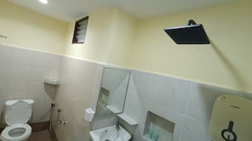 Standard Room | Bathroom | Shower, free toiletries, hair dryer, slippers