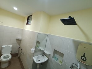 Quarto standard | Banheiro | Chuveiro, produtos de toalete grátis